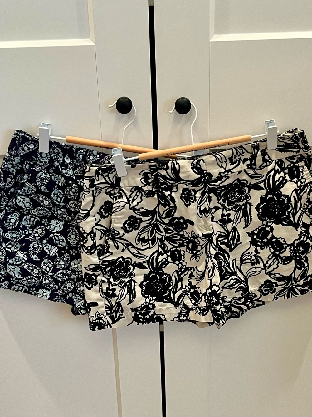 Set of TWO Ann Taylor Loft Black/White & Floral Shorts Summer Cotton Casual Sz 4